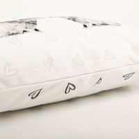 Diese hochwertige Kissenhülle von Clayre & Eef mit zwei niedlichen Hasen und feinen Herzchen besticht durch ihr charmantes Design in Weiß und Schwarz bei 30x50 cm Größe. Ideal als dekorativer Blickfang für ein liebevolles und gemütliches Wohnambiente - Kis