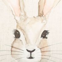 Diese quadratische Kissenhülle (45x45 cm) von Clayre & Eef besticht durch das liebevoll illustrierte Hasengesicht in sanften Aquarelltönen. Der neutrale beige Grund sorgt für eine warme, einladende Atmosphäre in deinem Wohn- oder Schlafbereich - Detailaufn