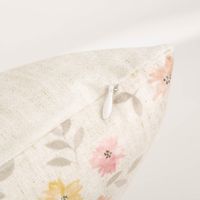 94165-Clayre-und-Eef-Kissenhuelle-Hasenkopf-beige-45x45cm-IMG-9259.jpg Diese quadratische Kissenhülle (45x45 cm) von Clayre & Eef besticht durch das liebevoll illustrierte Hasengesicht in sanften Aquarelltönen. Der neutrale beige Grund sorgt für eine warme, einladende Atmosphäre in deinem Wohn- oder Schlafbereich - Kissenecke