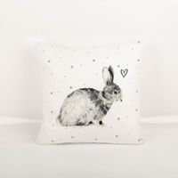 94172-Clayre-und-Eef-Kissenhuelle-Hase-Herzchen-weiss-schwarz-45x45cm-IMG-9247.jpg Bezaubernde Kissenhülle von Clayre & Eef (45x45 cm) aus hochwertiger Baumwolle. Das herzliche Motiv eines Hasen mit kleinen Herzchen in Schwarz-Weiß verleiht deinem Sofa oder Sessel eine besonders gemütliche, ländliche Note - Vollansicht