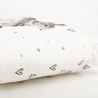 94172-Clayre-und-Eef-Kissenhuelle-Hase-Herzchen-weiss-schwarz-45x45cm-IMG-9249.jpg Bezaubernde Kissenhülle von Clayre & Eef (45x45 cm) aus hochwertiger Baumwolle. Das herzliche Motiv eines Hasen mit kleinen Herzchen in Schwarz-Weiß verleiht deinem Sofa oder Sessel eine besonders gemütliche, ländliche Note - Kissenkante