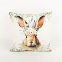 Diese hochwertige Kissenhülle von Clayre & Eef mit einem charmanten Hasenkopf und zartem Blumenschmuck besticht durch ihr detailreiches Design in Beige bei 45x45 cm Größe. Ideal als frühlingshafter Blickfang für ein gemütliches und verspieltes Landhaus-Amb