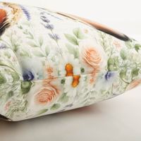 94173-Clayre-und-Eef-Kissenhuelle-Hasenkopf-mit-Blumen-beige-45x45cm-IMG-9854.jpg Diese hochwertige Kissenhülle von Clayre & Eef mit einem charmanten Hasenkopf und zartem Blumenschmuck besticht durch ihr detailreiches Design in Beige bei 45x45 cm Größe. Ideal als frühlingshafter Blickfang für ein gemütliches und verspieltes Landhaus-Amb