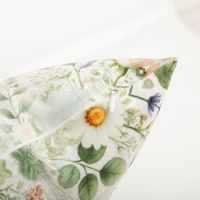 94173-Clayre-und-Eef-Kissenhuelle-Hasenkopf-mit-Blumen-beige-45x45cm-IMG-9855.jpg Diese hochwertige Kissenhülle von Clayre & Eef mit einem charmanten Hasenkopf und zartem Blumenschmuck besticht durch ihr detailreiches Design in Beige bei 45x45 cm Größe. Ideal als frühlingshafter Blickfang für ein gemütliches und verspieltes Landhaus-Amb