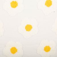 Dieses Kissen von Clayre & Eef besticht durch weiß-gelb getuftete Blumen auf hellem Grund. Mit 45x45 cm bietet das dekorative Wohnaccessoire eine weiche Haptik und gemütliches Landhaus-Flair für jedes Zimmer - Nahaufnahme