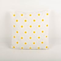 94182-Clayre-und-Eef-Kissen-Blumen-getuftet-weiss-gelb-45x45cm-IMG-9889.jpg Dieses Kissen von Clayre & Eef besticht durch weiß-gelb getuftete Blumen auf hellem Grund. Mit 45x45 cm bietet das dekorative Wohnaccessoire eine weiche Haptik und gemütliches Landhaus-Flair für jedes Zimmer - Vollansicht