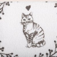Dieses Gästehandtuch von Clayre & Eef aus weißer Baumwolle zeigt ein charmantes Katzen-Motiv in Schwarz. Mit 40x66 cm eignet sich das Küchentuch ideal als dekorativer Blickfang im gemütlichen Landhaus-Stil - Detailaufnahme