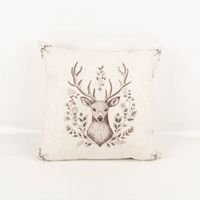 Diese hochwertige Kissenhülle von Clayre & Eef mit edlem Hirschkopf-Motiv besticht durch ihren natürlichen Landhaus-Stil in Beige bei 45x45 cm Größe. Ideal als gemütliches Wendekissen für ein rustikales Wohnambiente - Vollansicht