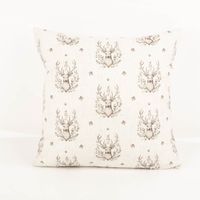 Diese hochwertige Kissenhülle von Clayre & Eef mit edlem Hirschkopf-Motiv besticht durch ihren natürlichen Landhaus-Stil in Beige bei 45x45 cm Größe. Ideal als gemütliches Wendekissen für ein rustikales Wohnambiente - Rueckseite