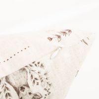 Diese hochwertige Kissenhülle von Clayre & Eef mit edlem Hirschkopf-Motiv besticht durch ihren natürlichen Landhaus-Stil in Beige bei 45x45 cm Größe. Ideal als gemütliches Wendekissen für ein rustikales Wohnambiente - Kissenecke