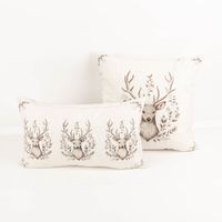 Diese hochwertige Kissenhülle von Clayre & Eef mit edlem Hirschkopf-Motiv besticht durch ihren natürlichen Landhaus-Stil in Beige bei 45x45 cm Größe. Ideal als gemütliches Wendekissen für ein rustikales Wohnambiente - in Szene gesetzt