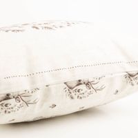 94187-Clayre-und-Eef-Kissenhuelle-Hirschkopf-Landhaus-Wendekissen-beige-45x45cm-IMG-9817.jpg Diese hochwertige Kissenhülle von Clayre & Eef mit edlem Hirschkopf-Motiv besticht durch ihren natürlichen Landhaus-Stil in Beige bei 45x45 cm Größe. Ideal als gemütliches Wendekissen für ein rustikales Wohnambiente - Kissenkante
