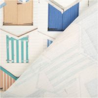 Outdoorstoff mit Digitaldruck dicht gereihter Strandhäuser in Blau, Türkis und Pfirsich mit gestreiften Fassaden und spitzen Dächern im maritimen Sommerstil, 1,40 m breit - mit Rueckseite