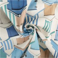 94195-Outdoorstoff-Digitaldruck-Strandhaeuser-blau-weiss-1-40m-Breite-IMG-1184.jpg Outdoorstoff mit Digitaldruck dicht gereihter Strandhäuser in Blau, Türkis und Pfirsich mit gestreiften Fassaden und spitzen Dächern im maritimen Sommerstil, 1,40 m breit - kunstvoll eingedreht in Falten