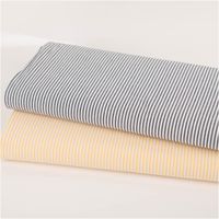 Garngefärbter Baumwollstoff Popeline mit feinen 3 mm breiten Streifen in Schwarz und Weiß besticht durch seine Yarn-Dyed Qualität bei 1,44 m Breite und ist ideal für klassische Herrenhemden oder zeitlose Blusen - in Szene gesetzt