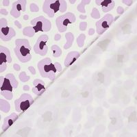 Baumwolljersey mit Leo-Muster in Weiß und Lila, Vorder- und Rückseite des Stoffes im Detail.