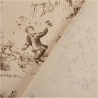 Dieser hochwertige Halbpanama-Dekostoff mit klassischem „Toile de Jouy“-Motiv in Natur und Beige besticht durch seine feste, griffige Haptik bei 1,40 m Breite und ist die ideale Wahl für stilvolle Landhaus-Dekorationen, hochwertige Vorhänge oder strapazier