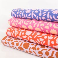 94216-Bio-Jersey-Stoff-Baumwolljersey-Blumen-Jennifer-Bouron-blau-rosa-1-48-m-Breite-IMG-0362.jpg Hochwertiger Bio Baumwolljersey mit modernem Blumendesign von Jennifer Bouron in kräftigem Blau und Rosa besticht durch seine elastische Qualität bei 1,48 m Breite und eignet sich ideal für stylische Shirts, Kleider oder bequeme Kinderbekleidung - in Szene