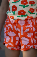 94218-Bio-Jersey-Stoff-Baumwolljersey-Blumen-Jennifer-Bouron-orange-rosa-1-48-m-Breite-Screenshot-2026-03-25-213249.png Hochwertiger Bio Baumwolljersey mit abstraktem Blumendesign von Jennifer Bouron in kräftigem Orange und Rosa besticht durch seine elastische Qualität bei 1,48 m Breite und eignet sich ideal für farbenfrohe Shirts, Kleider oder bequeme Kinderbekleidung - al