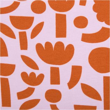 Hochwertiger Bio Baumwolljersey mit modernem Blumendesign von Jennifer Bouron in kräftigem Violett und Rot besticht durch seine elastische Qualität bei 1,48 m Breite und eignet sich ideal für stylische Shirts, Kleider oder bequeme Kinderbekleidung - Nahauf