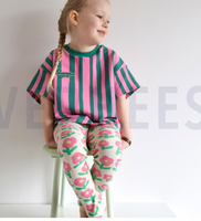 Hochwertiger Bio Rippjersey mit verspieltem Blumendesign von Jennifer Bouron in Natur und Pink besticht durch seine elastische Rippstruktur bei 1,2 m Breite und eignet sich ideal für bequeme Babybekleidung - als Hose praesentiert