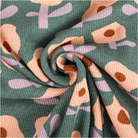 Hochwertiger Bio Rippjersey mit verspieltem Blumendesign von Jennifer Bouron in Grün und Rosa besticht durch seine elastische Rippstruktur bei 1,2 m Breite und eignet sich ideal für bequeme Babybekleidung oder modische Accessoires - kunstvoll eingedreht in