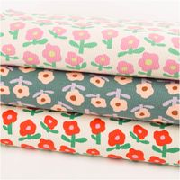 94222-Bio-Rippjersey-Rib-Jersey-Stoff-Baumwolle-Blumen-Jennifer-Bouron-gruen-rosa-1-2m-Breite-IMG-0291-3.jpg Hochwertiger Bio Rippjersey mit verspieltem Blumendesign von Jennifer Bouron in Grün und Rosa besticht durch seine elastische Rippstruktur bei 1,2 m Breite und eignet sich ideal für bequeme Babybekleidung oder modische Accessoires - in Szene gesetzt