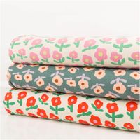 94222-Bio-Rippjersey-Rib-Jersey-Stoff-Baumwolle-Blumen-Jennifer-Bouron-gruen-rosa-1-2m-Breite-IMG-0292-2.jpg Hochwertiger Bio Rippjersey mit verspieltem Blumendesign von Jennifer Bouron in Grün und Rosa besticht durch seine elastische Rippstruktur bei 1,2 m Breite und eignet sich ideal für bequeme Babybekleidung oder modische Accessoires - mit weiteren Stoffen pr
