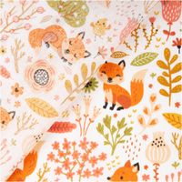 94226-Baumwollstoff-Fuechse-Foxy-weiss-orange-1-40m-Breite-IMG-0627.jpg Dieser hochwertige Baumwollstoff mit niedlichen Füchsen und bunten Blumen auf weißem Grund besticht durch seine weiche Qualität bei 1,40 m Breite. Ideal für Kinderbekleidung, Accessoires oder fröhliche Dekorationen - mit Rueckseite