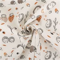 Hochwertiger Baumwollstoff mit niedlichem Igel-Motiv in klassischem Weiß und Schwarz sowie herbstlichen Akzenten besticht durch seine weiche, hautfreundliche Qualität bei 1,40 m Breite und ist die ideale Wahl für liebevolle Kinderprojekte, Accessoires oder