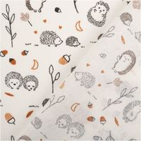 94227-Baumwollstoff-Igel-weiss-schwarz-1-40m-Breite-IMG-0526.jpg Hochwertiger Baumwollstoff mit niedlichem Igel-Motiv in klassischem Weiß und Schwarz sowie herbstlichen Akzenten besticht durch seine weiche, hautfreundliche Qualität bei 1,40 m Breite und ist die ideale Wahl für liebevolle Kinderprojekte, Accessoires oder