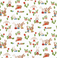 94228-Baumwollstoff-Fuechse-Foxy-weiss-orange-1-40m-Breite-Screenshot-2026-03-26-194908.png Flächige Musteransicht des Baumwollstoffs mit verspielten Hasenfiguren, Möhren und Blüten auf weißem Hintergrund