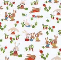94228-Baumwollstoff-Fuechse-Foxy-weiss-orange-1-40m-Breite-Screenshot-2026-03-26-194919.png Gesamtansicht des Baumwollstoffs mit wiederholtem Muster aus Hasen, Möhren, Blumen und Wiesenmotiven in Grün, Rot und Braun