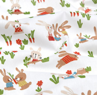 94228-Baumwollstoff-Fuechse-Foxy-weiss-orange-1-40m-Breite-Screenshot-2026-03-26-194946.png Baumwollstoff mit niedlichen Hasen, Möhren, Blumen und grünen Wiesenmotiven auf weißem Hintergrund als Stoffaufnahme mit weichen Falten