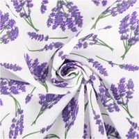 Baumwollstoff mit detailreich illustrierten Lavendelsträußchen in Lila und Grün auf weißem Grund – botanisch, romantisch und zeitlos. Breite: 1,40 m. Perfekt für Näh- und Heimtextilprojekte - kunstvoll eingedreht in Falten