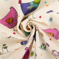 94233-Baumwollstoff-Cretonne-Zazou-Huehner-weiss-bunt-1-60m-Breite-IMG-0574.jpg Dieser hochwertige Baumwollstoff Cretonne mit bunten Hühnern auf weißem Grund besticht durch seine strapazierfähige Qualität bei 1,60 m Breite. Ideal für Tischdecken, Kissen oder fröhliche Dekorationen in der Küche - kunstvoll eingedreht in Falten