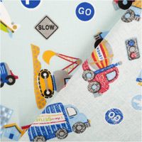 Dieser hochwertige Baumwollstoff Cretonne mit bunten Baufahrzeugen auf Hellblau besticht durch seine strapazierfähige Qualität bei 1,60 m Breite. Ideal für Bettwäsche, Vorhänge oder fröhliche Accessoires im Kinderzimmer - mit Rueckseite