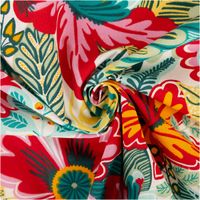 Dieser hochwertige Baumwollstoff Cretonne mit farbenfrohem Kiribati-Blumenmuster auf weißem Grund besticht durch seine strapazierfähige Qualität bei 1,60 m Breite. Ideal für sommerliche Tischdecken, Kissen oder dekorative Heimtextilien - kunstvoll eingedre