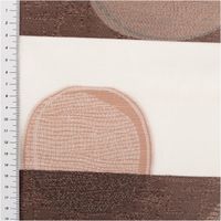 94237-Gardinenstoff-Scherli-Jacquard-Querstreifen-halbtransparent-weiss-taupe-150cm-Breite-IMG-0589.jpg Dieser hochwertige halbtransparente Scherli-Jacquard mit Querstreifen und Kreisen in Weiß und Taupe besticht durch seine strukturierte Haptik bei 1,50 m Breite. Ideal für moderne, stilvolle Fensterdekorationen - Detailaufnahme mit Massband