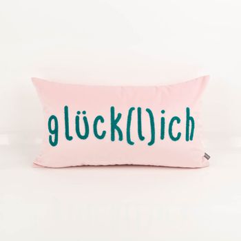 Diese hochwertige Kissenhülle von PAD aus rosafarbenem Samt besticht durch die türkisfarbene Frotteestickerei „glück(l)ich“. Mit 35x60 cm bietet sie eine weiche Haptik und setzt einen modernen, fröhlichen Akzent - Vollansicht