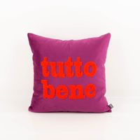 Diese hochwertige Kissenhülle von PAD aus lila Samt besticht durch die leuchtend rote Frotteestickerei „tutto bene“. Mit 45x45 cm bietet das weiche Textil eine tolle Haptik und moderne Akzente - Vollansicht