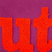 94244-PAD-Kissenhuelle-Letters-tutto-bene-Samt-Frotteestickerei-lila-rot-45x45cm-IMG-9949.jpg Diese hochwertige Kissenhülle von PAD aus lila Samt besticht durch die leuchtend rote Frotteestickerei „tutto bene“. Mit 45x45 cm bietet das weiche Textil eine tolle Haptik und moderne Akzente - Detailaufnahme