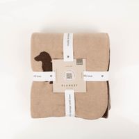 Diese hochwertige Kuscheldecke von PAD in Beige und Braun besticht durch ihr drolliges Dackel-Motiv. Mit dem XL-Maß von 150x200 cm lädt das weiche Textil zu gemütlichen Stunden ein und setzt charmante Akzente im Wohnbereich - Vollansicht