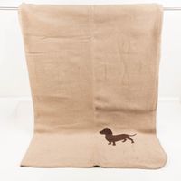 Diese hochwertige Kuscheldecke von PAD in Beige und Braun besticht durch ihr drolliges Dackel-Motiv. Mit dem XL-Maß von 150x200 cm lädt das weiche Textil zu gemütlichen Stunden ein und setzt charmante Akzente im Wohnbereich - ausgehaengt und grossflaechig