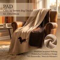 94245-PAD-Kuscheldecke-Cozy-up-brown-dog-Dackel-beige-braun-XL-150x200cm-IMG-9953-1.jpg Diese hochwertige Kuscheldecke von PAD in Beige und Braun besticht durch ihr drolliges Dackel-Motiv. Mit dem XL-Maß von 150x200 cm lädt das weiche Textil zu gemütlichen Stunden ein und setzt charmante Akzente im Wohnbereich - auf dem Sessel praesentiert