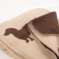 94245-PAD-Kuscheldecke-Cozy-up-brown-dog-Dackel-beige-braun-XL-150x200cm-IMG-9957.jpg Diese hochwertige Kuscheldecke von PAD in Beige und Braun besticht durch ihr drolliges Dackel-Motiv. Mit dem XL-Maß von 150x200 cm lädt das weiche Textil zu gemütlichen Stunden ein und setzt charmante Akzente im Wohnbereich - beidseitig praesentiert