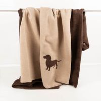 94245-PAD-Kuscheldecke-Cozy-up-brown-dog-Dackel-beige-braun-XL-150x200cm-IMG-9963.jpg Diese hochwertige Kuscheldecke von PAD in Beige und Braun besticht durch ihr drolliges Dackel-Motiv. Mit dem XL-Maß von 150x200 cm lädt das weiche Textil zu gemütlichen Stunden ein und setzt charmante Akzente im Wohnbereich - gerafft in Szene gesetzt