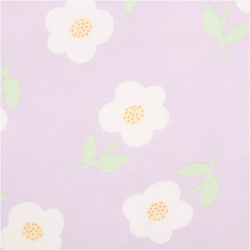 Heller Baumwolljersey in zartem Lila mit charmanten weißen Blumen und grünen Blättern besticht durch seine elastische Qualität bei 1,50 m Breite und eignet sich ideal für bequeme Kindermode, T-Shirts oder leichte Sommerkleider - Nahaufnahme