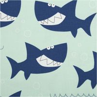 94251-Jersey-Stoff-Baumwolljersey-Haifische-blau-1-50m-Breite-IMG-0224.jpg Weicher Baumwolljersey in hellem Mint mit coolen dunkelblauen Haifischen besticht durch seine elastische Qualität bei 1,50 m Breite und eignet sich hervorragend für bequeme Kinderbekleidung, T-Shirts oder gemütliche Schlafanzüge - Nahaufnahme