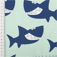 94251-Jersey-Stoff-Baumwolljersey-Haifische-blau-1-50m-Breite-IMG-0225-2.jpg Weicher Baumwolljersey in hellem Mint mit coolen dunkelblauen Haifischen besticht durch seine elastische Qualität bei 1,50 m Breite und eignet sich hervorragend für bequeme Kinderbekleidung, T-Shirts oder gemütliche Schlafanzüge - mit Massband